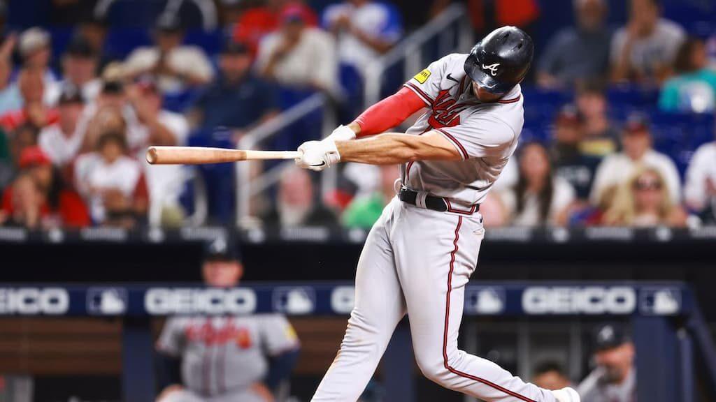 Matt Olson breaks Braves' single-season home run record